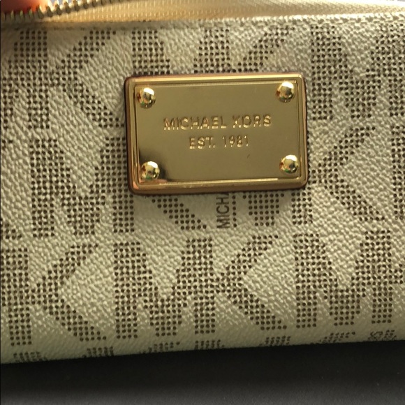 Micheal Kors wallet wristlet - Picture 2 of 5